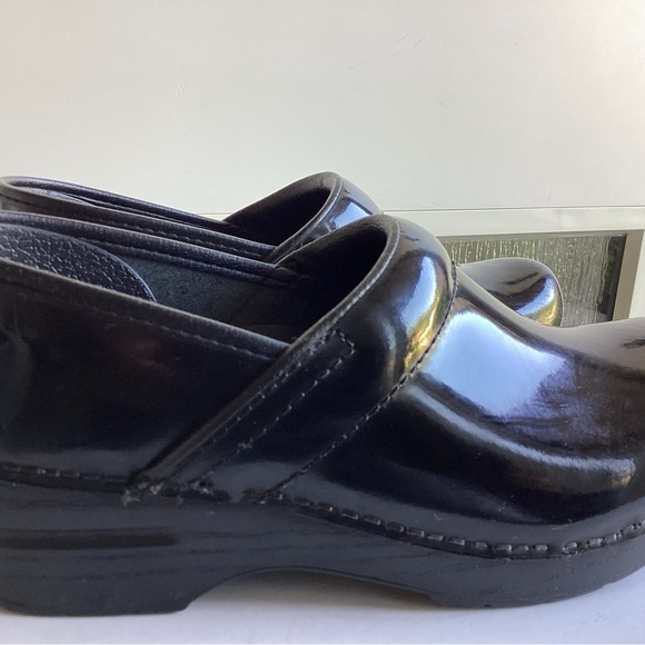 Dansko Glossy Black Leather Clogs Women's Size US 7 EU 38 - Picture 5 of 9